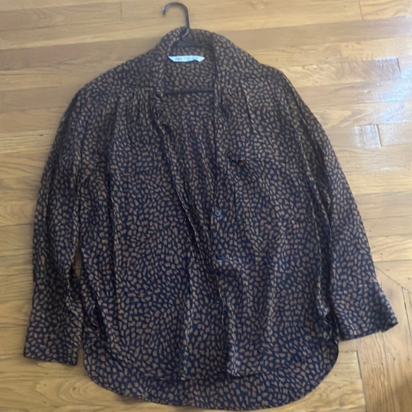 Beautiful Zara blouse in fun leopard print. - Picture 1 of 4